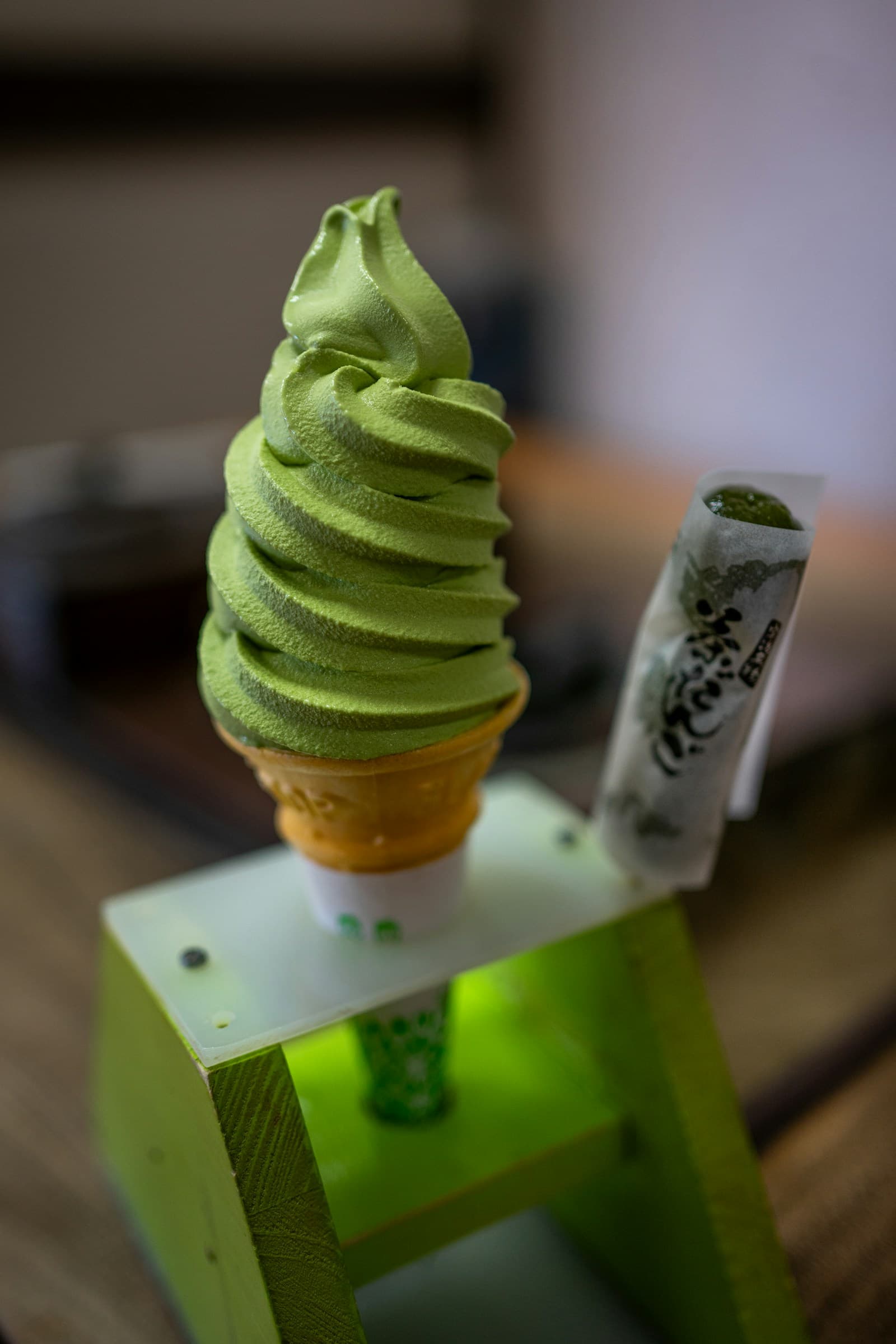 Glace au matcha soft d'un vert éclatant, servie en cornet