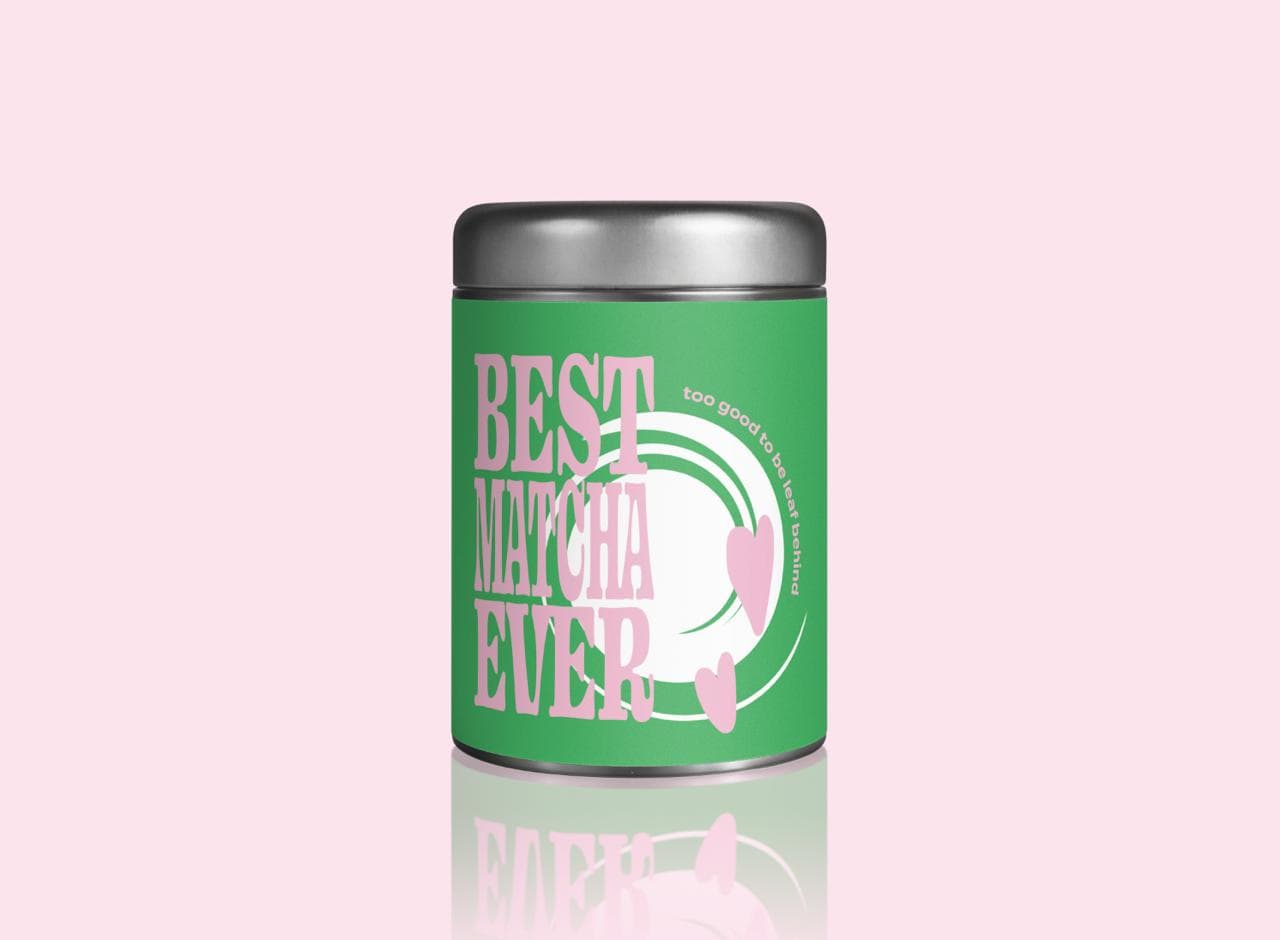 Matcha bio de cérémonie Best Matcha Ever sur fond rose