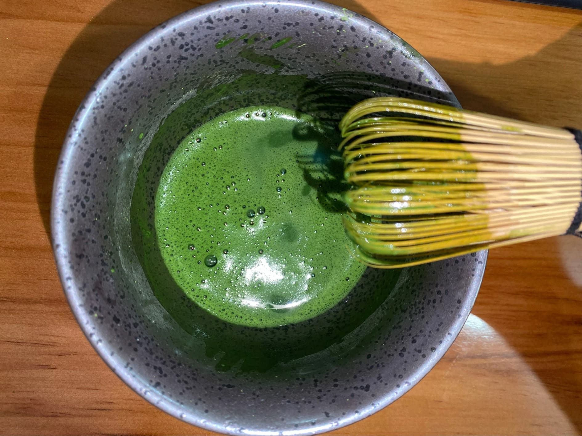 Bol de matcha fouetté au chasen
